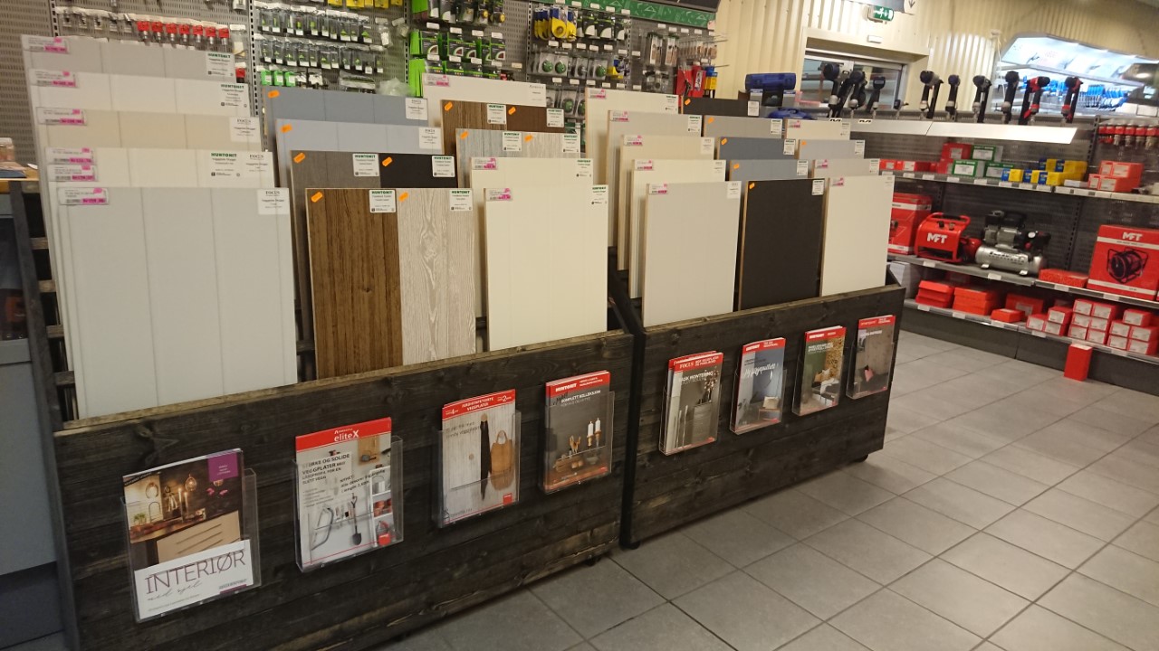 Utstilling med plater og interiørprodukter