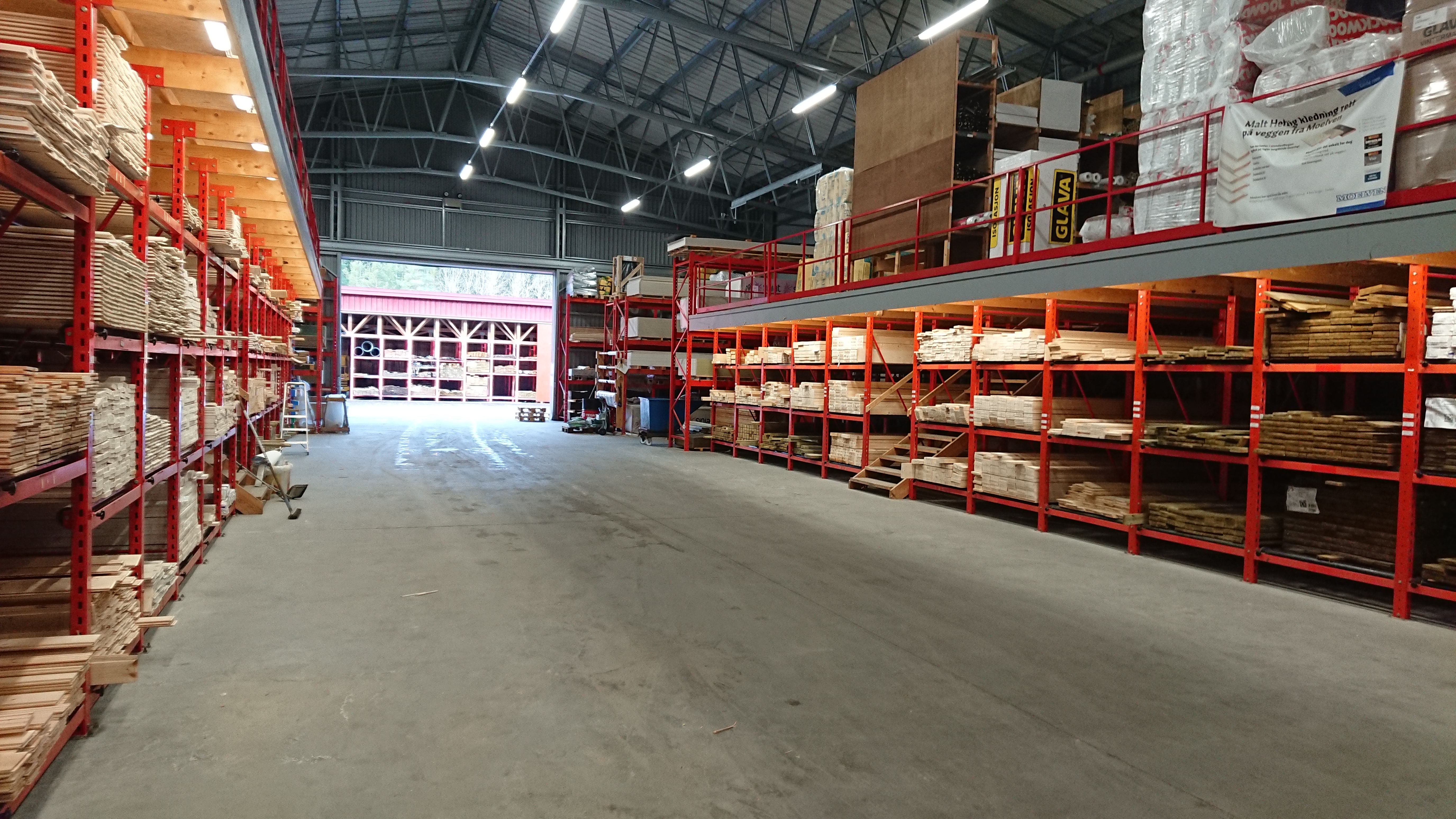 Innsiden av byggevarelageret