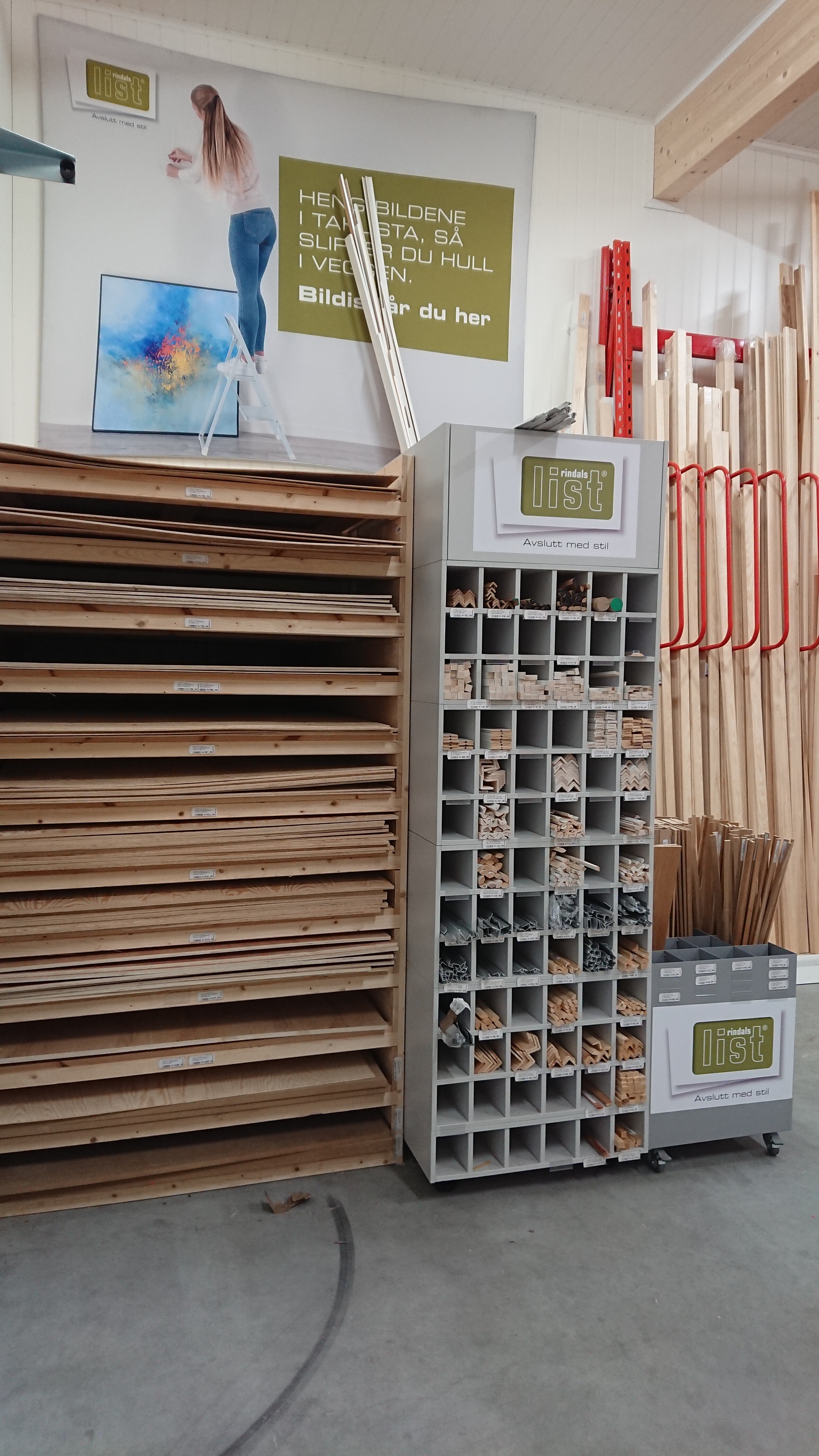 Listverksrom hos Bjordammen Byggsenter med profilerte lister