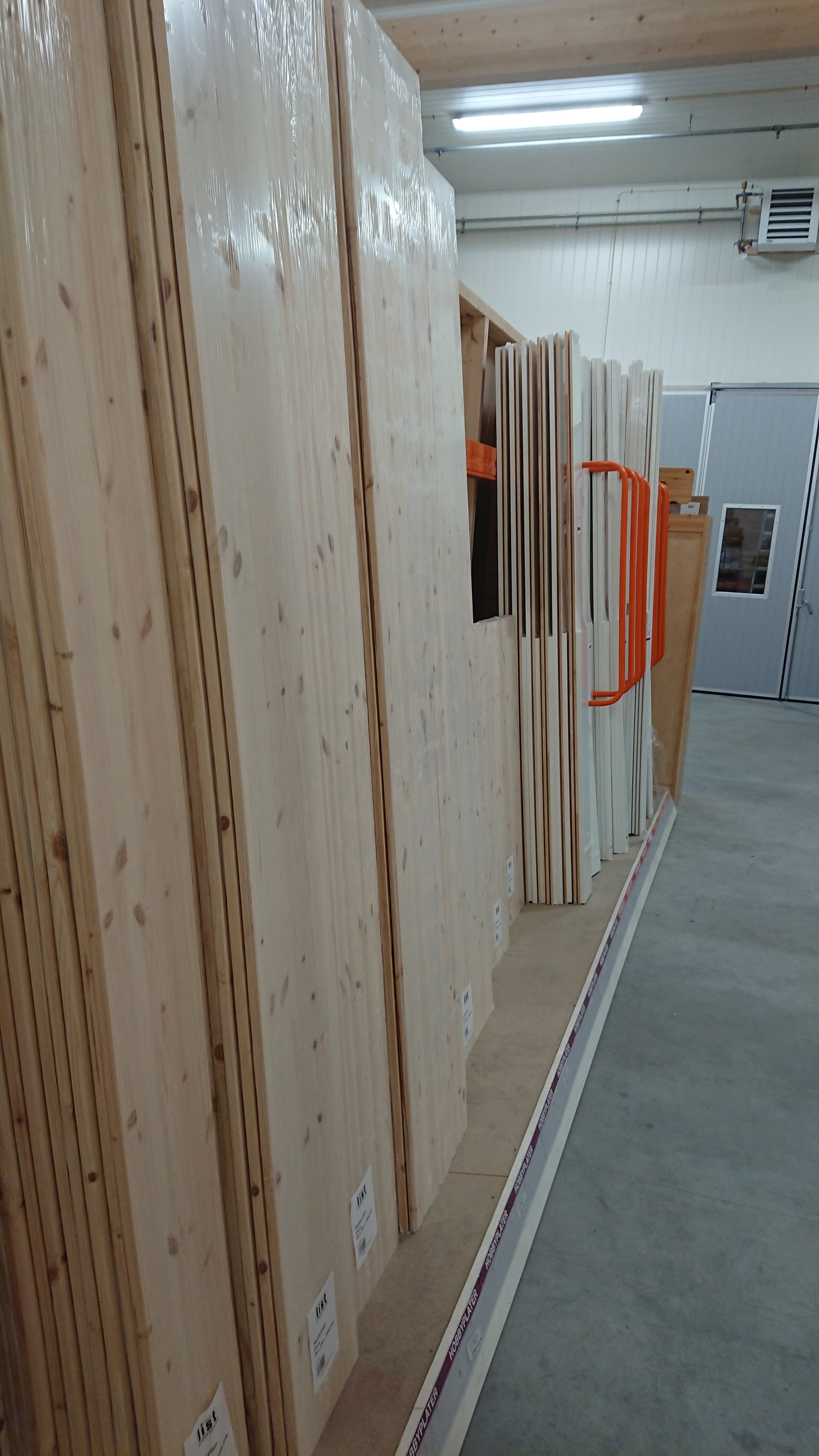 Plater og listverk på lager