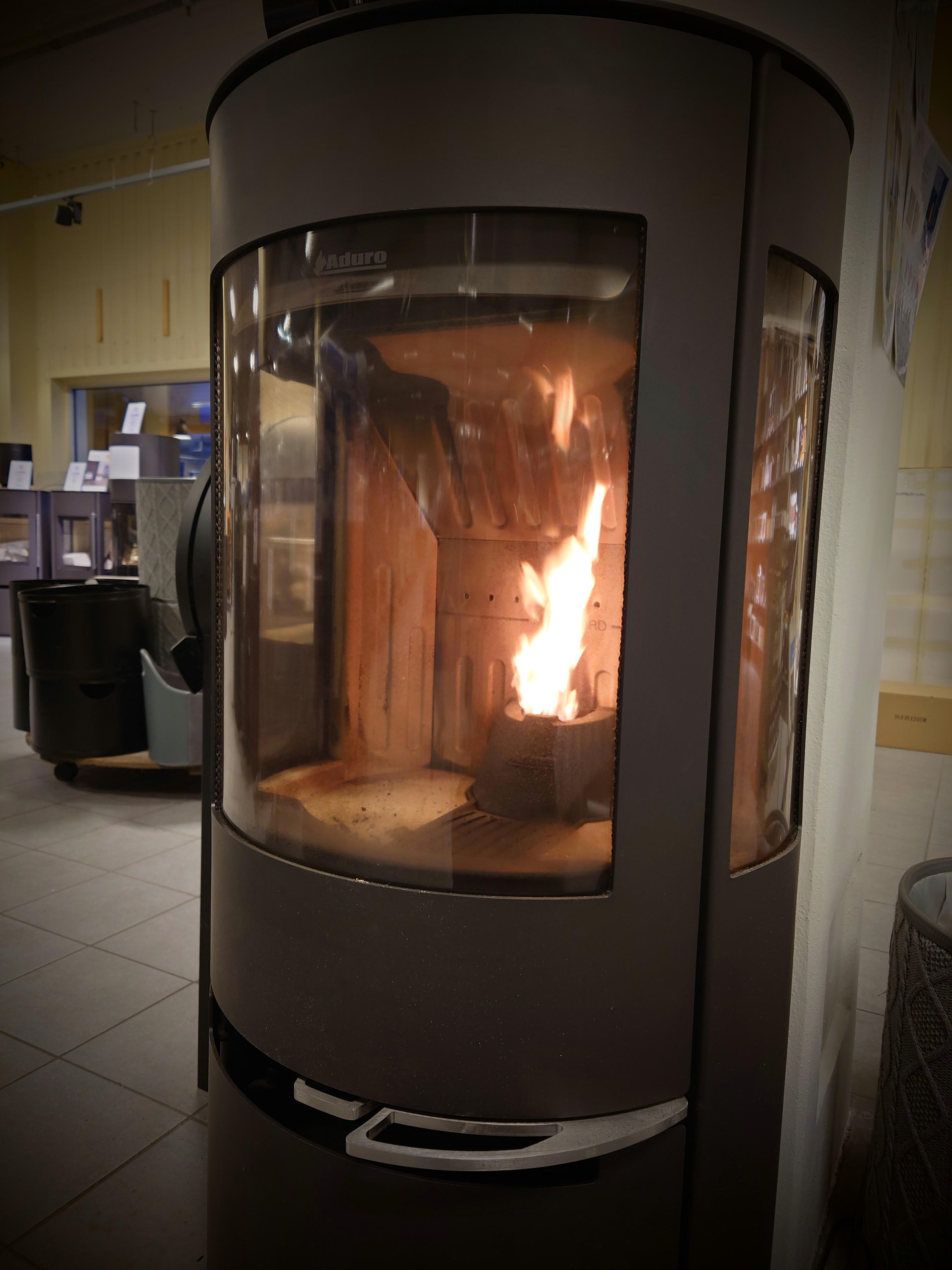Aduro H1 hybrid pelletsovn utstilt hos Bjordammen Byggsenter
